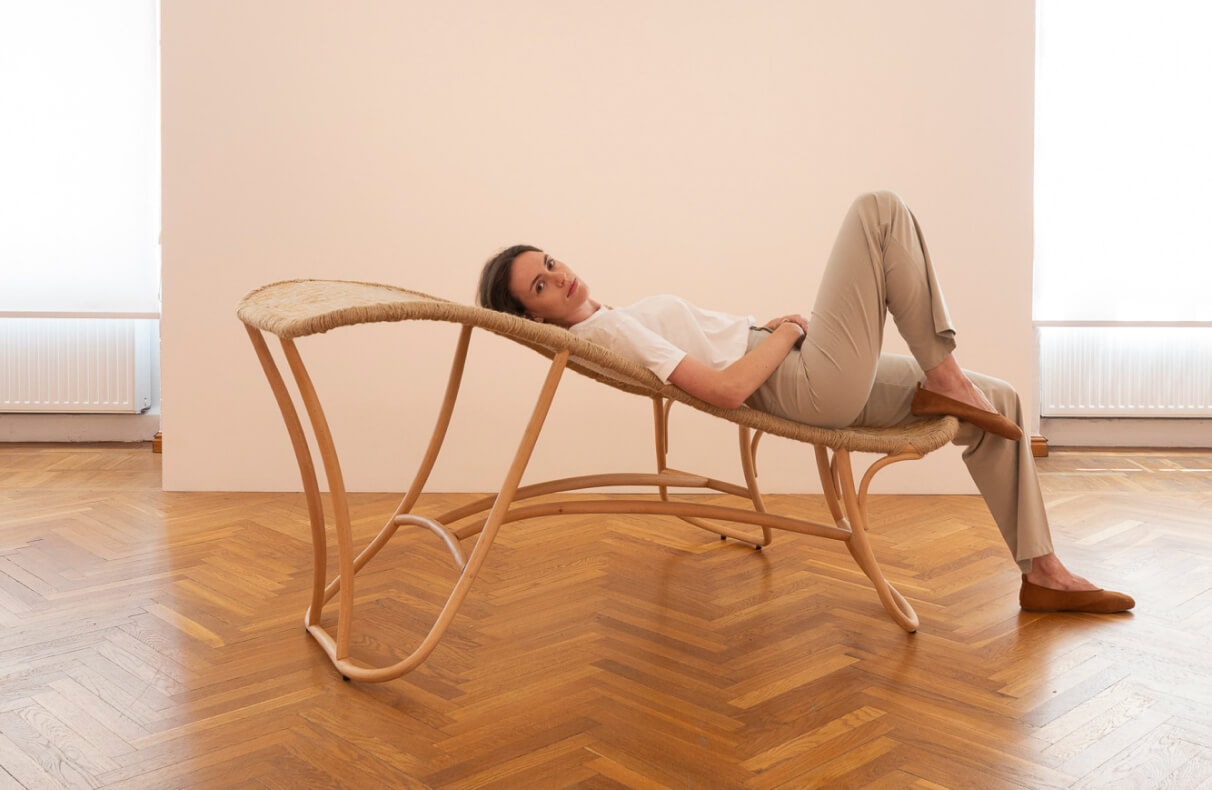 Nie tylko estetyczna gra. Te projekty łączą gięte drewno z odpadów produkcyjnych z recyklingowanym polietylenem HDPE