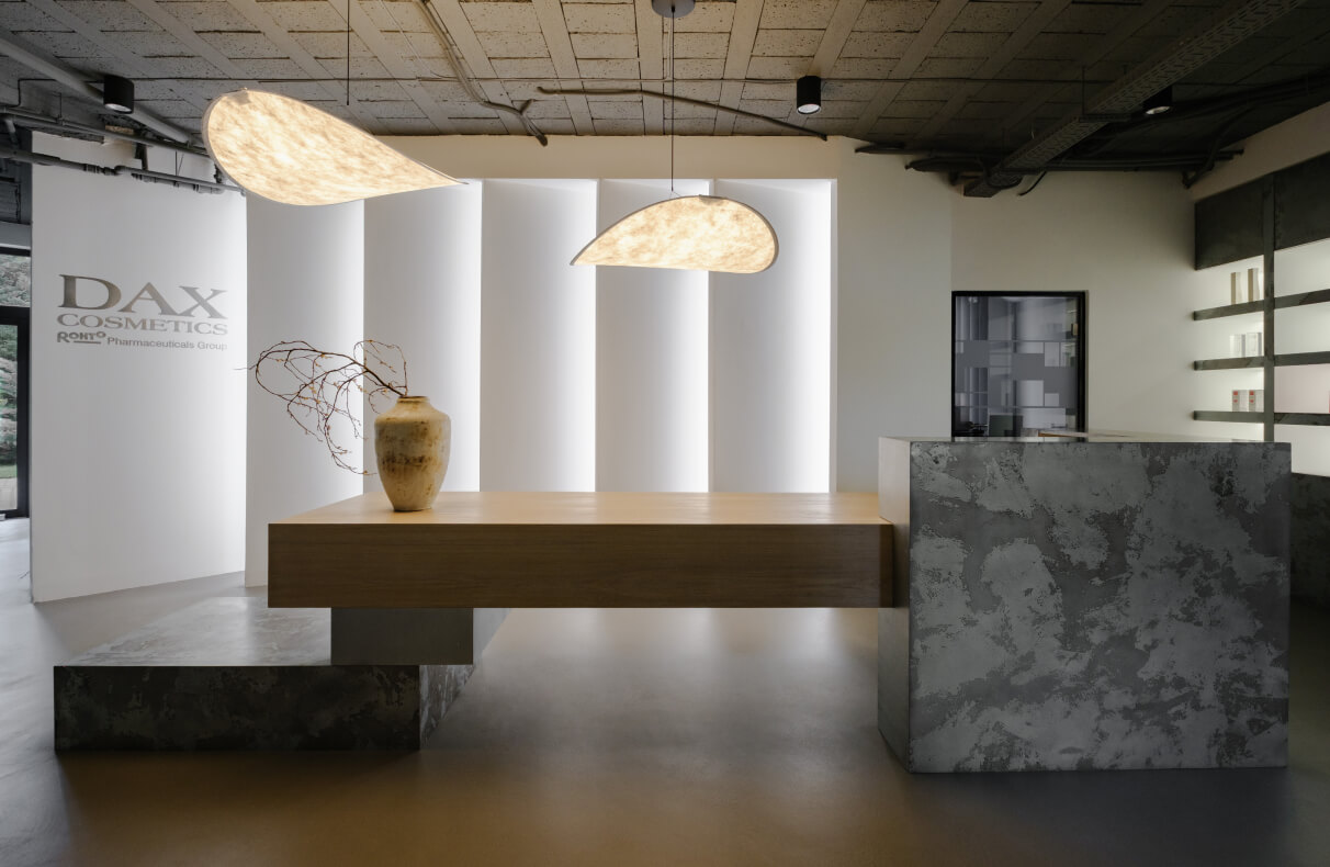 W miejscu, które jeszcze niedawno nosiło ślady minionej epoki architektury, powstała nowa przestrzeń –czysta, rzeźbiarska, świadomie wyciszona