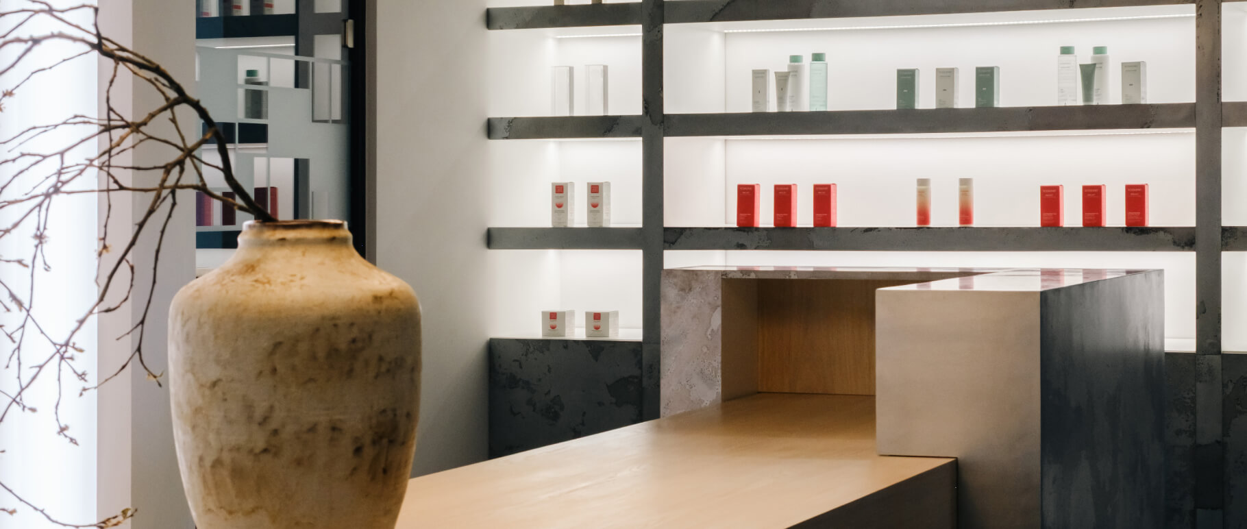 W miejscu, które jeszcze niedawno nosiło ślady minionej epoki architektury, powstała nowa przestrzeń –czysta, rzeźbiarska, świadomie wyciszona