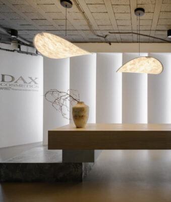 W miejscu, które jeszcze niedawno nosiło ślady minionej epoki architektury, powstała nowa przestrzeń –czysta, rzeźbiarska, świadomie wyciszona