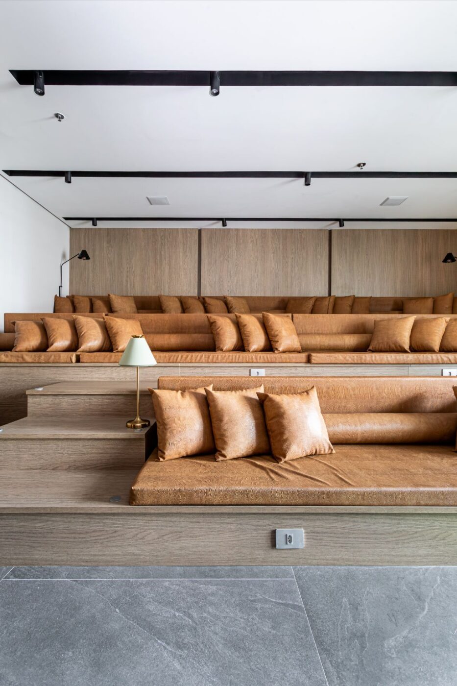 Między zabawą a vintage — Studio KP Arquitetura tworzy kreatywną, wielofunkcyjną przestrzeń