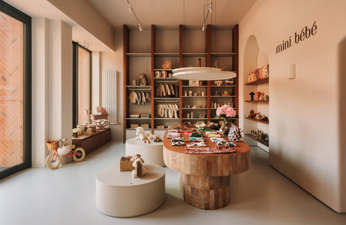 Kolory i kształty w mini bébé – showroom z zachwycającą ladą