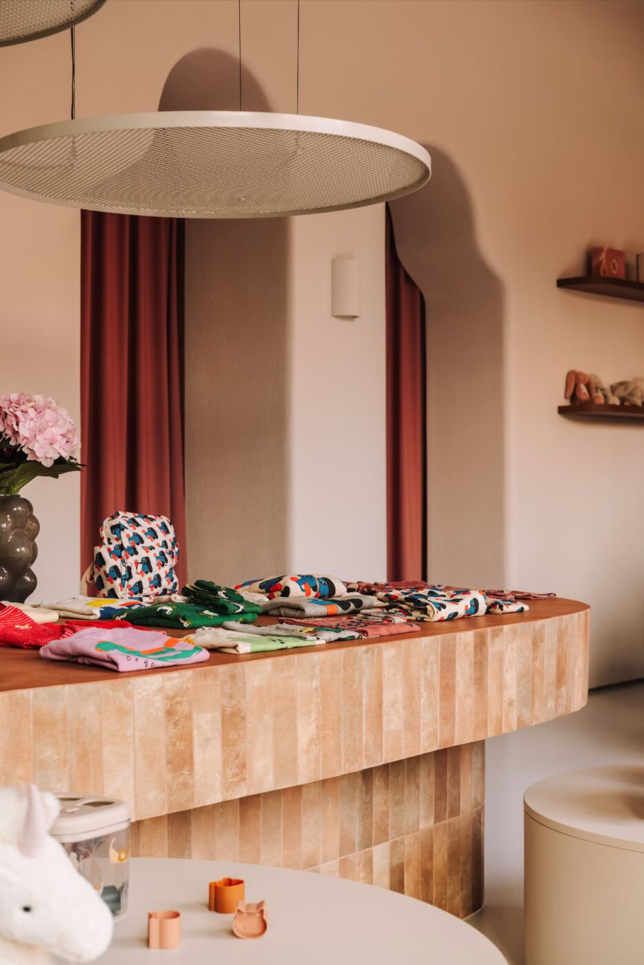 Kolory i kształty w mini bébé – showroom z zachwycającą ladą