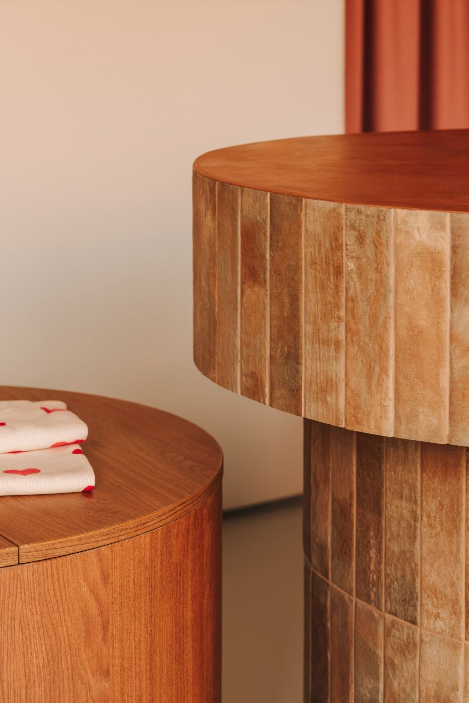 Choć większość sprzedaży w mini bébé odbywa się online, właścicielka postawiła na stworzenie showroomu w którym klienci mogą poczuć jakość, dotknąć produktów i doświadczyć marki w wyjątkowej przestrzeni