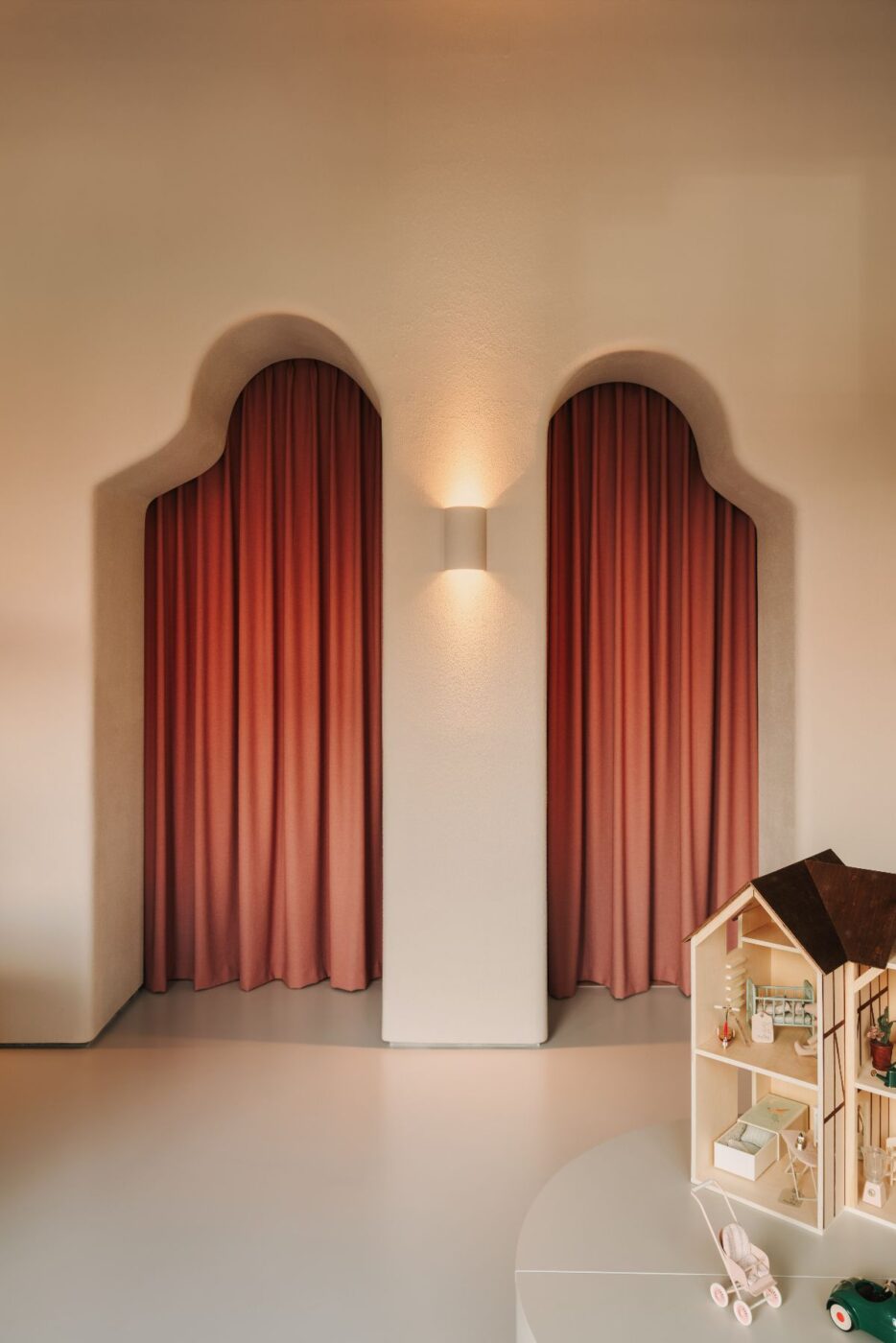 Choć większość sprzedaży w mini bébé odbywa się online, właścicielka postawiła na stworzenie showroomu w którym klienci mogą poczuć jakość, dotknąć produktów i doświadczyć marki w wyjątkowej przestrzeni