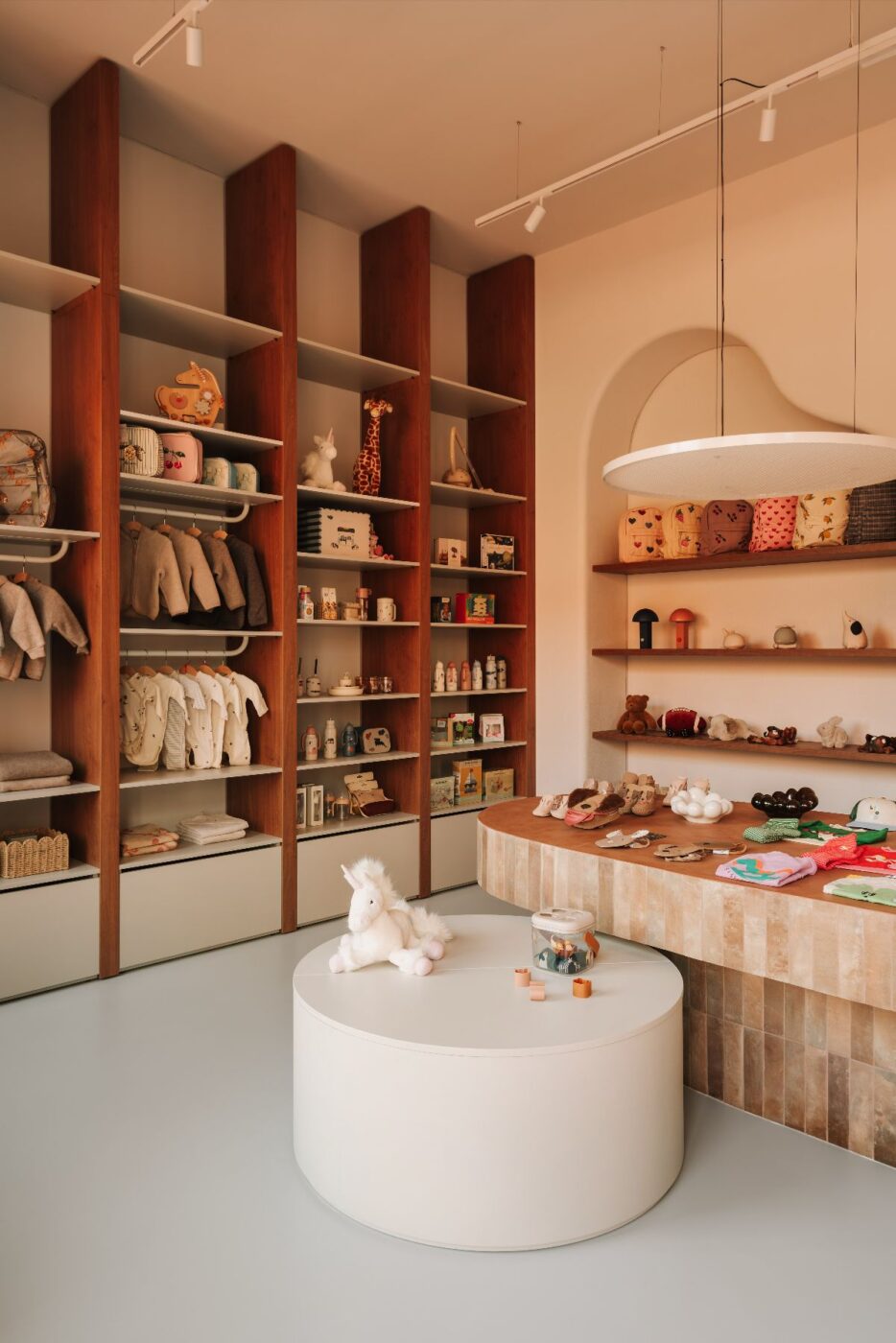 Choć większość sprzedaży w mini bébé odbywa się online, właścicielka postawiła na stworzenie showroomu w którym klienci mogą poczuć jakość, dotknąć produktów i doświadczyć marki w wyjątkowej przestrzeni