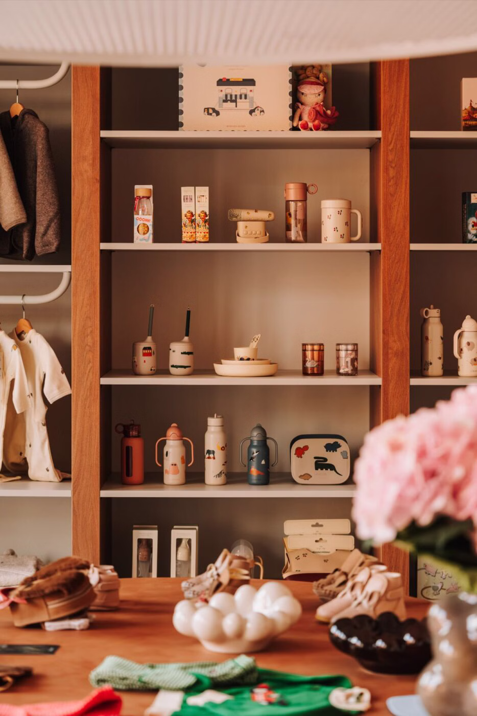 Choć większość sprzedaży w mini bébé odbywa się online, właścicielka postawiła na stworzenie showroomu w którym klienci mogą poczuć jakość, dotknąć produktów i doświadczyć marki w wyjątkowej przestrzeni