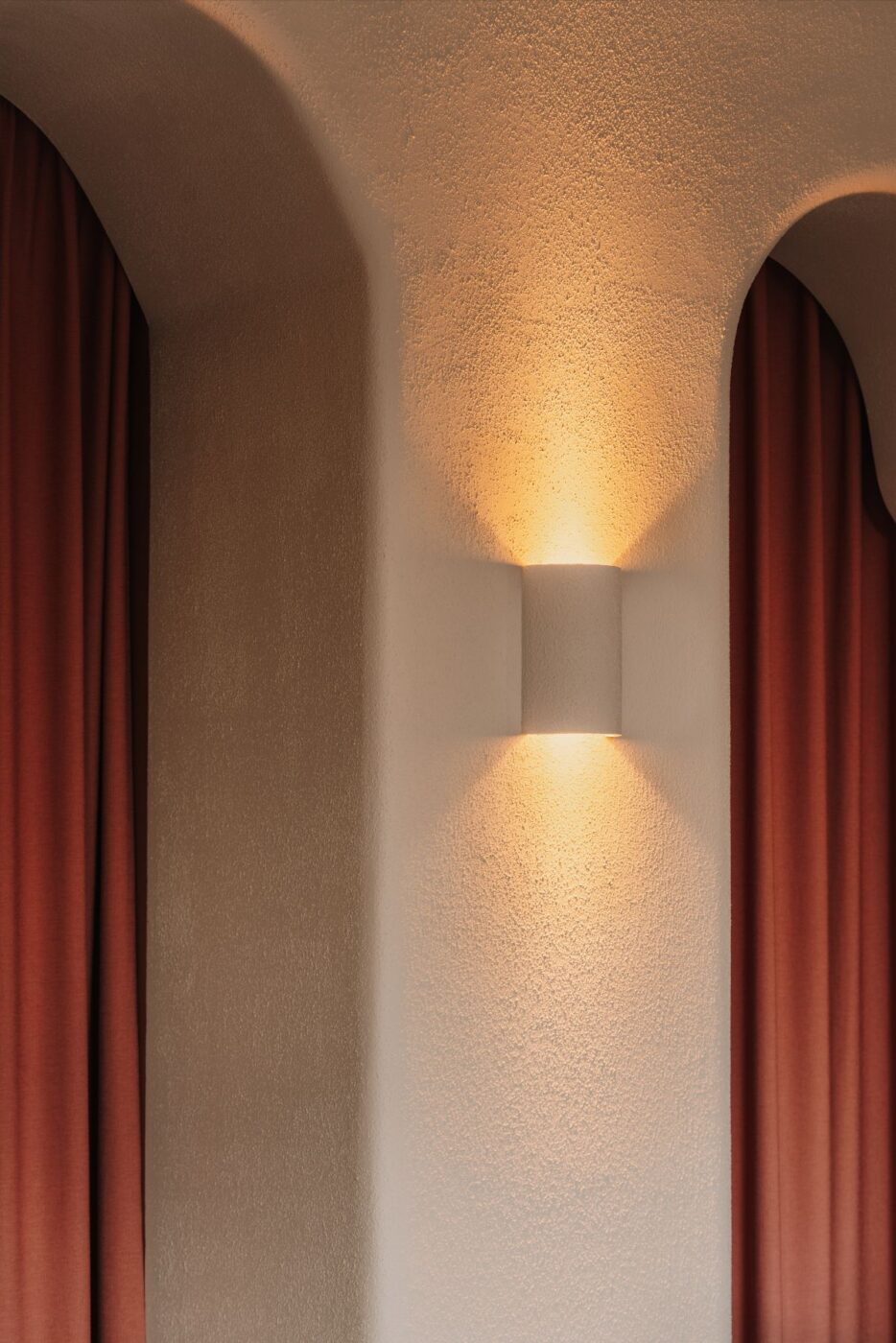 Choć większość sprzedaży w mini bébé odbywa się online, właścicielka postawiła na stworzenie showroomu w którym klienci mogą poczuć jakość, dotknąć produktów i doświadczyć marki w wyjątkowej przestrzeni