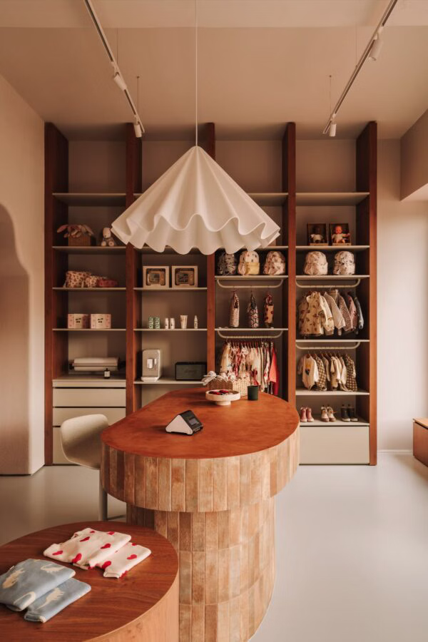Choć większość sprzedaży w mini bébé odbywa się online, właścicielka postawiła na stworzenie showroomu w którym klienci mogą poczuć jakość, dotknąć produktów i doświadczyć marki w wyjątkowej przestrzeni