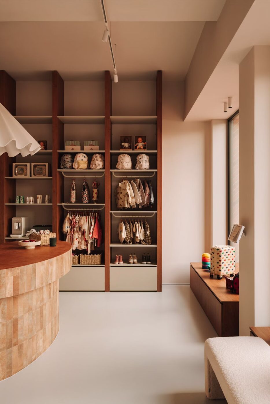 Choć większość sprzedaży w mini bébé odbywa się online, właścicielka postawiła na stworzenie showroomu w którym klienci mogą poczuć jakość, dotknąć produktów i doświadczyć marki w wyjątkowej przestrzeni