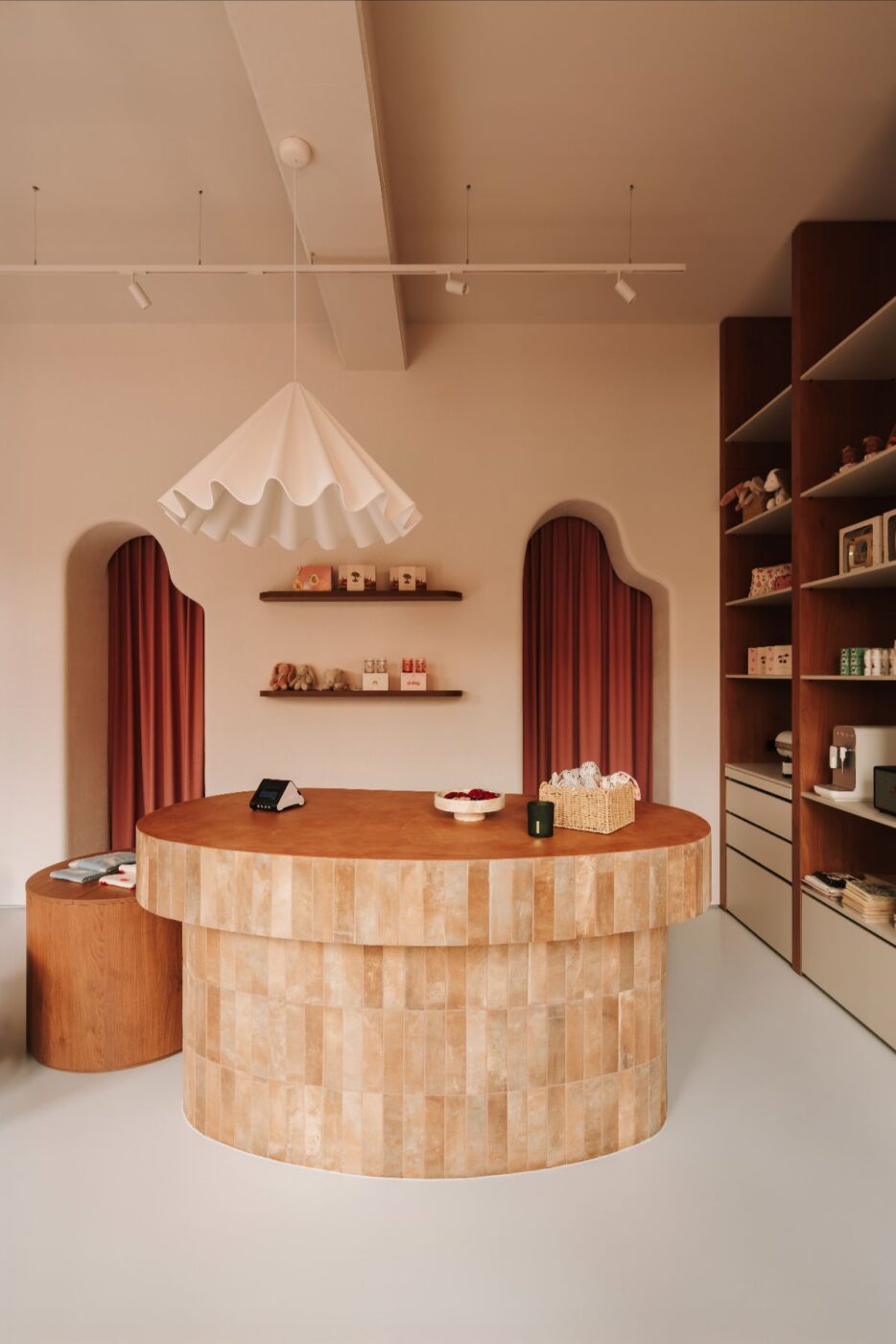 Choć większość sprzedaży w mini bébé odbywa się online, właścicielka postawiła na stworzenie showroomu w którym klienci mogą poczuć jakość, dotknąć produktów i doświadczyć marki w wyjątkowej przestrzeni