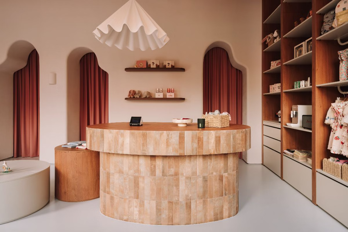 Choć większość sprzedaży w mini bébé odbywa się online, właścicielka postawiła na stworzenie showroomu w którym klienci mogą poczuć jakość, dotknąć produktów i doświadczyć marki w wyjątkowej przestrzeni