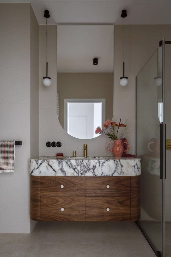 Kolor kawy i czekolady: brąz we wnętrzach – jak go wprowadzić? Poradnik aranżacji wnętrz