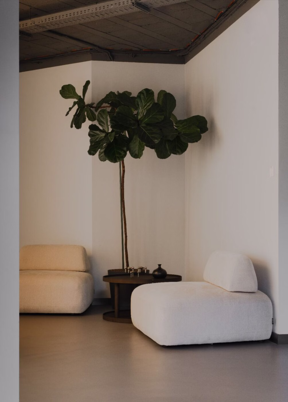 W miejscu, które jeszcze niedawno nosiło ślady minionej epoki architektury, powstała nowa przestrzeń –czysta, rzeźbiarska, świadomie wyciszona