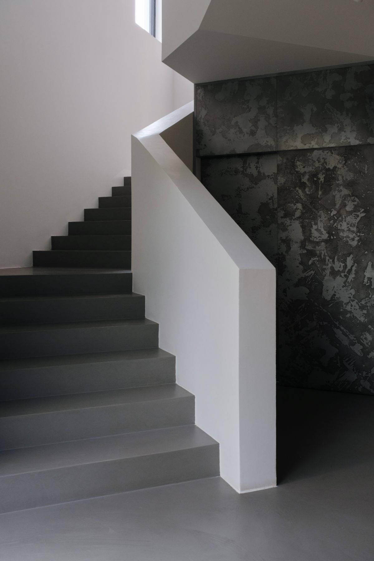 Prostota narzędziem ekspresji – rzeźbiarska i wyciszona przestrzeń DAX Cosmetics, projektu Mata Kubaja