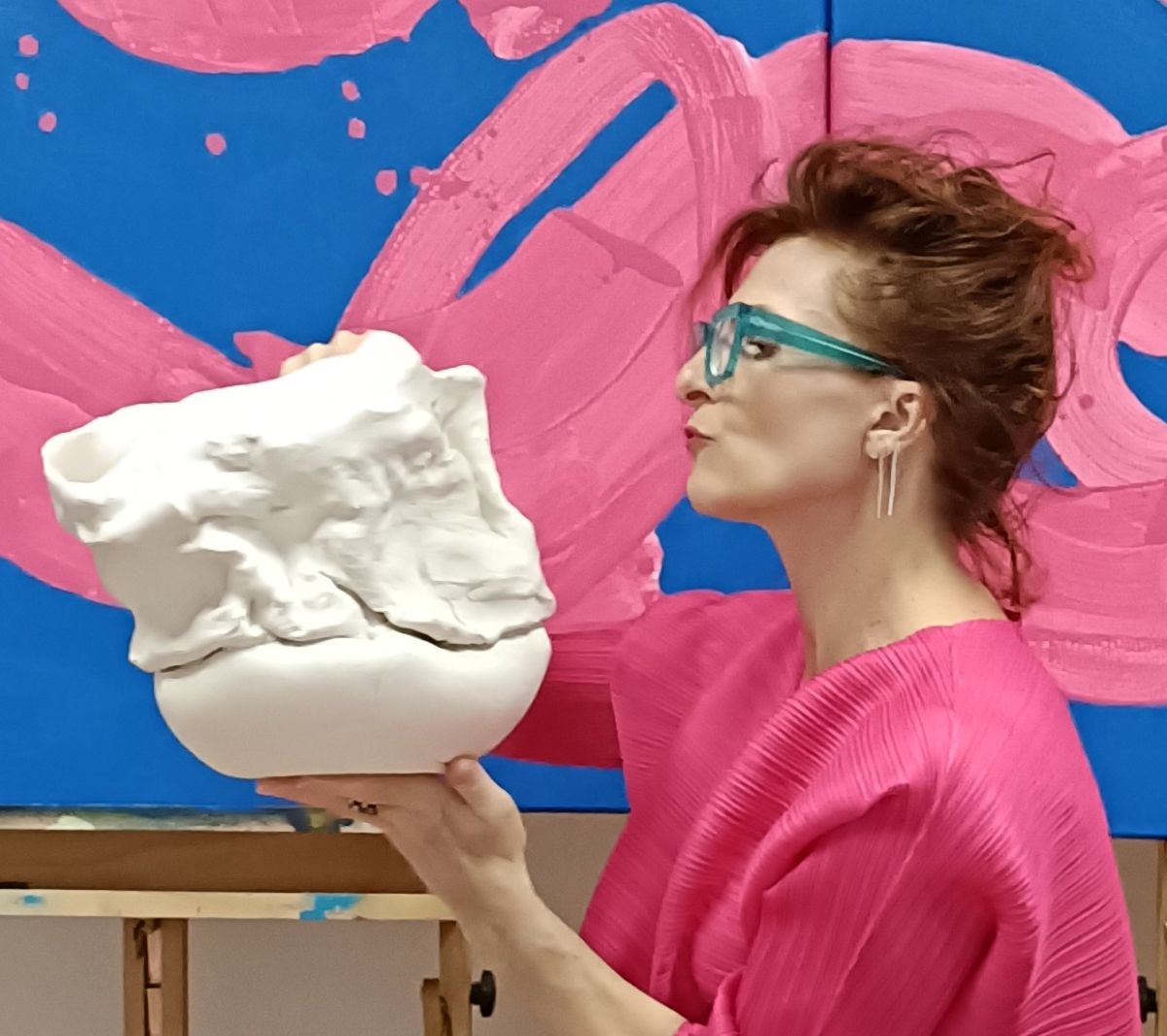 „Ślady dotyku. Relacje z materią: szkło, ceramika, ciało” – wystawa indywidualna Magdaleny Zarychty 2 Wystawa indywidualna Magdaleny Zarychty — „Ślady dotyku. Relacje z materią: szkło, ceramika, ciało”