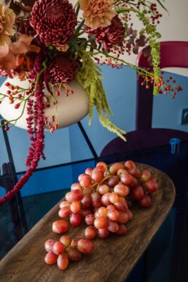 W nowym bloku mieszkaniowym w Krakowie 032 Atelier zaprojektowało 46-metrowe mieszkanie dla… samych siebie. To dom właścicieli studia – pary projektantów, która na niewielkiej powierzchni chciała zmieścić codzienność, pracę z domu i spotkania z przyjaciółmi. Stąd pomysł na ponadczasową, neutralną bazę uzupełnioną o odważne kolory i fantazyjne detale.