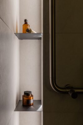 W nowym bloku mieszkaniowym w Krakowie 032 Atelier zaprojektowało 46-metrowe mieszkanie dla… samych siebie. To dom właścicieli studia – pary projektantów, która na niewielkiej powierzchni chciała zmieścić codzienność, pracę z domu i spotkania z przyjaciółmi. Stąd pomysł na ponadczasową, neutralną bazę uzupełnioną o odważne kolory i fantazyjne detale.