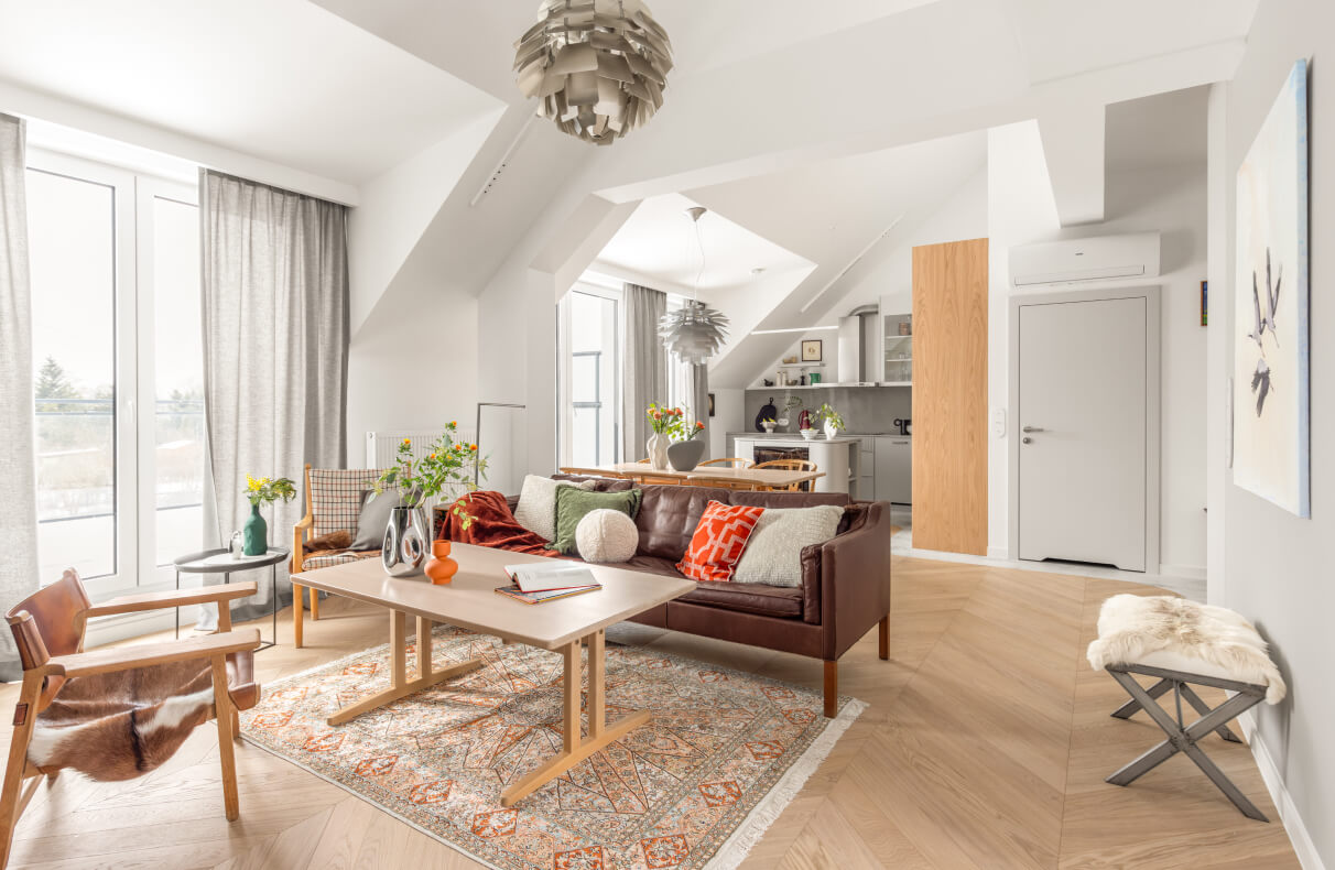 Quiet luxury na warszawskich Zawadach - szarości, jodełka francuska i klasyki duńskiego designu