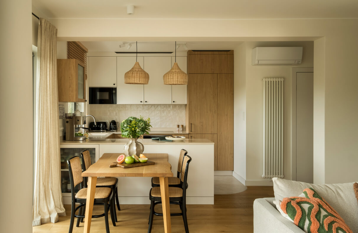 Z widokiem na rzekę – wnętrze pełne drewna i światła