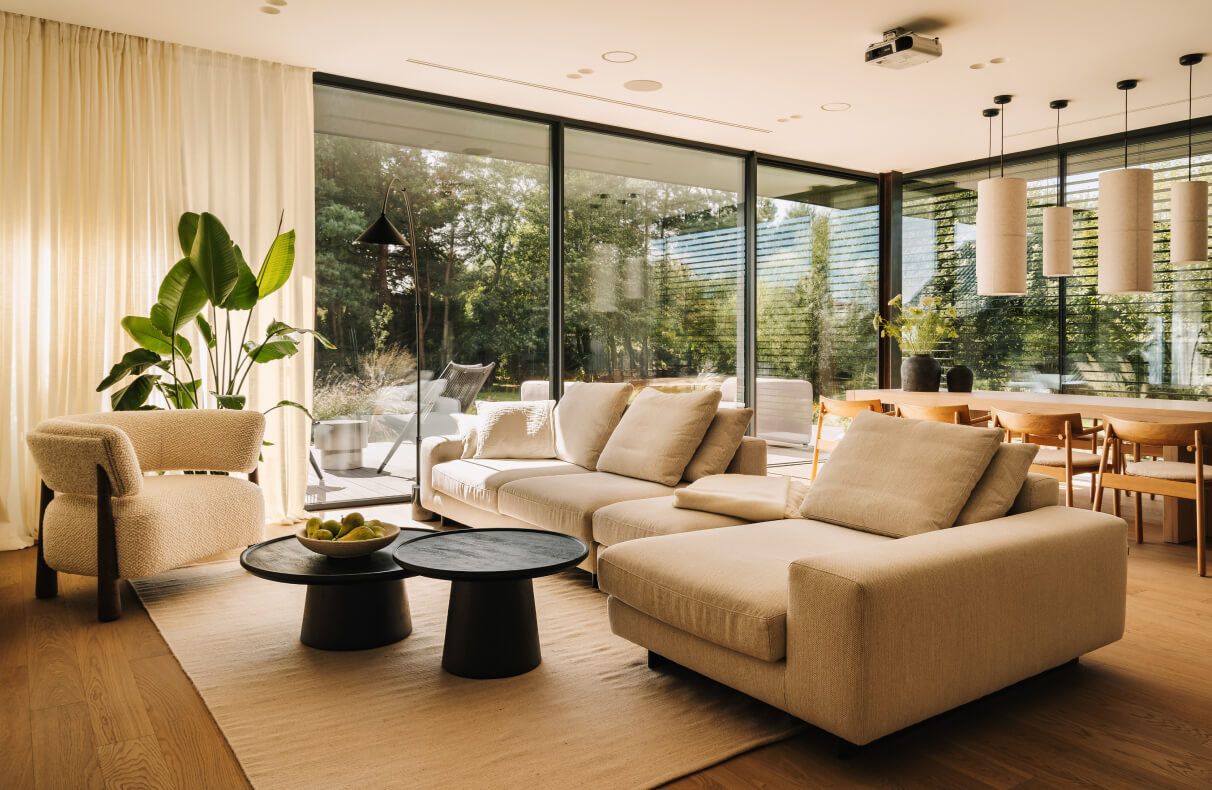 Projekt prezentuje dom o powierzchni 115 m², zlokalizowany tuż przy ścianie lasu. Powstał we współpracy Utuli Domy Prefabrykowane oraz EMWE Studio jako komfortowy, jasny apartament.