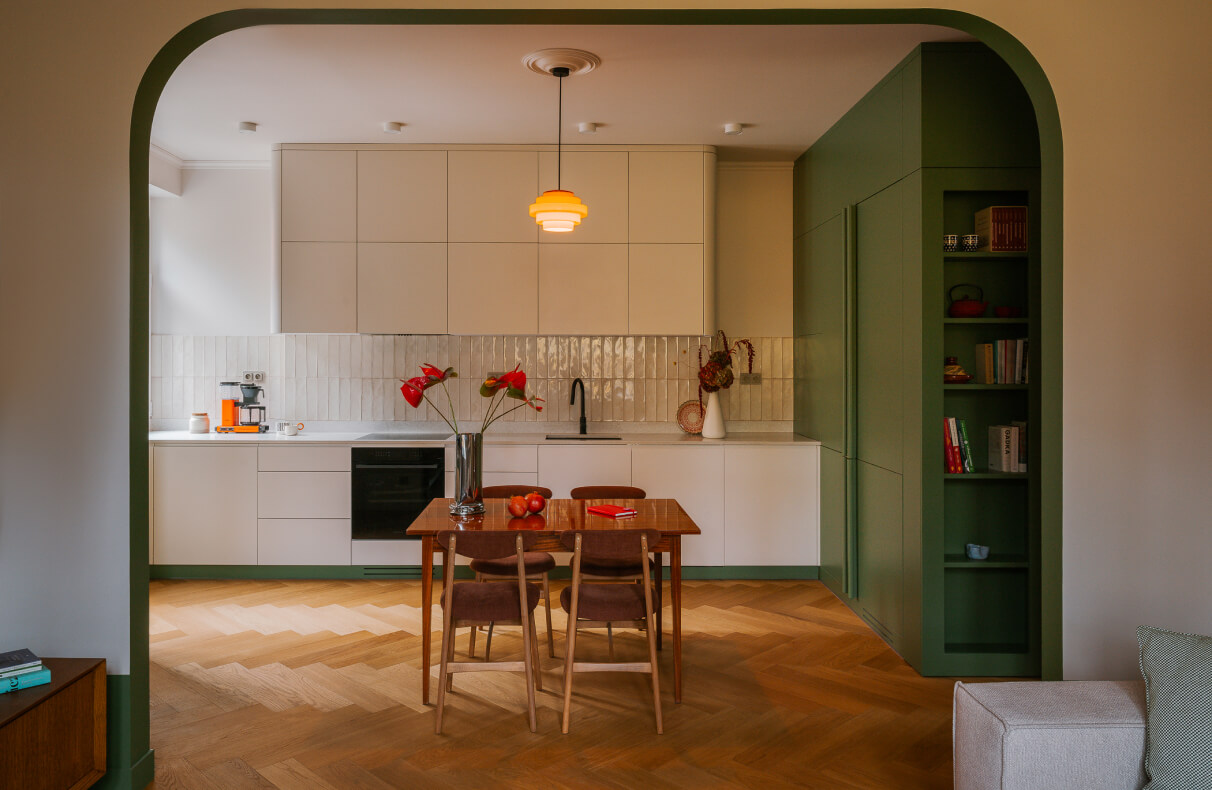 Synergia sztuki i koloru. To mieszkanie w Gdańsku to wynik współpracy architekta i grafika