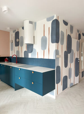 Akcenty koloru i działanie światła – mieszkanie z luksferami