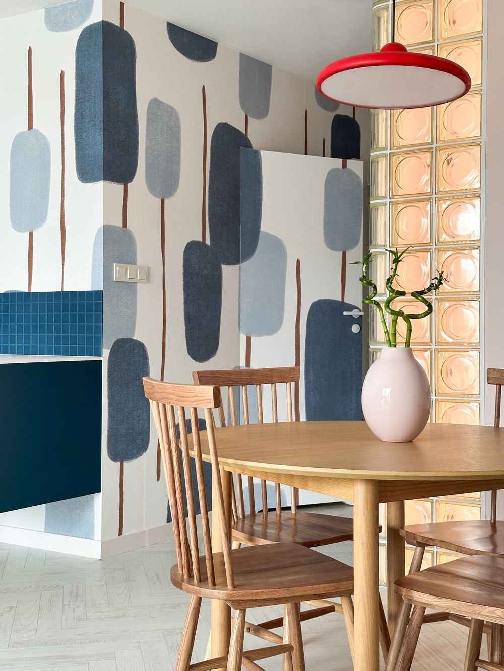 Akcenty koloru i działanie światła – mieszkanie z luksferami 9 Akcenty koloru i działanie światła – mieszkanie z luksferami