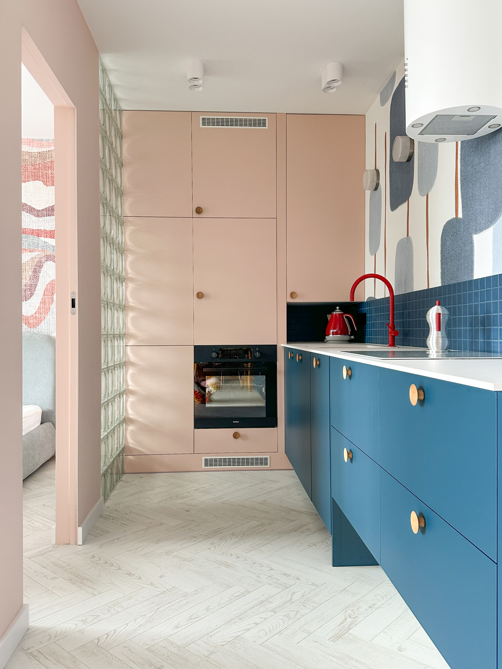 Akcenty koloru i działanie światła – mieszkanie z luksferami 10 Akcenty koloru i działanie światła – mieszkanie z luksferami