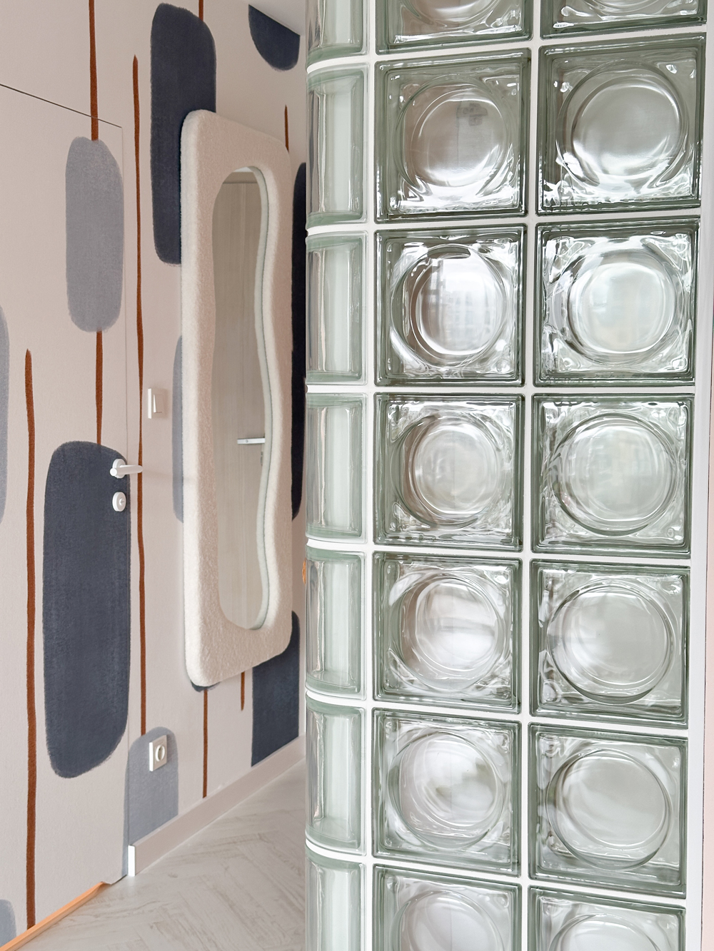 Akcenty koloru i działanie światła – mieszkanie z luksferami 3 Akcenty koloru i działanie światła – mieszkanie z luksferami