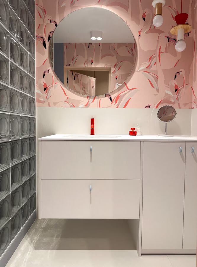 Akcenty koloru i działanie światła – mieszkanie z luksferami