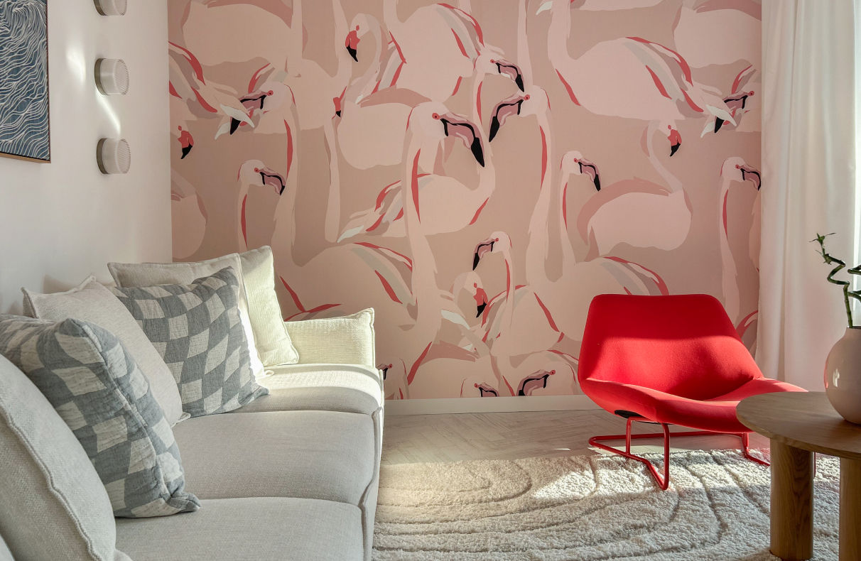 Akcenty koloru i działanie światła – mieszkanie z luksferami