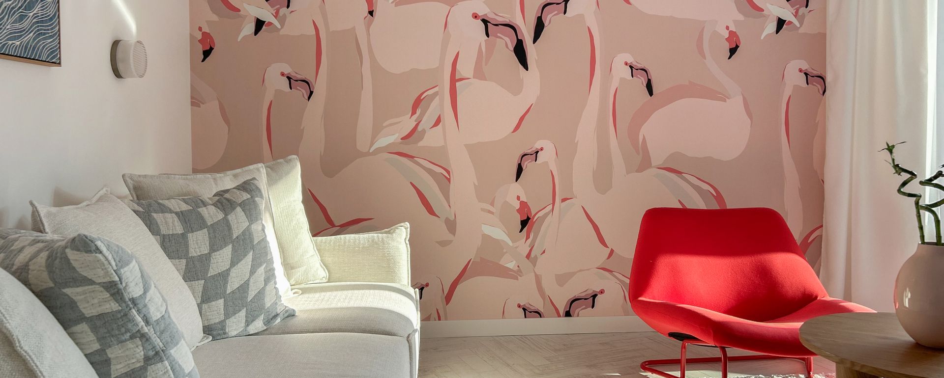 Akcenty koloru i działanie światła – mieszkanie z luksferami