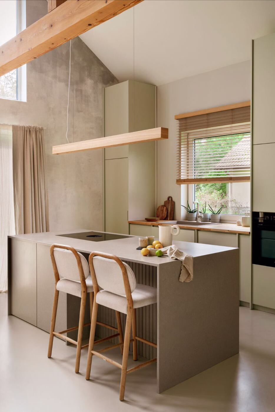 Naturalna paleta barw, sztuka i przenikanie – dom w Osowcu