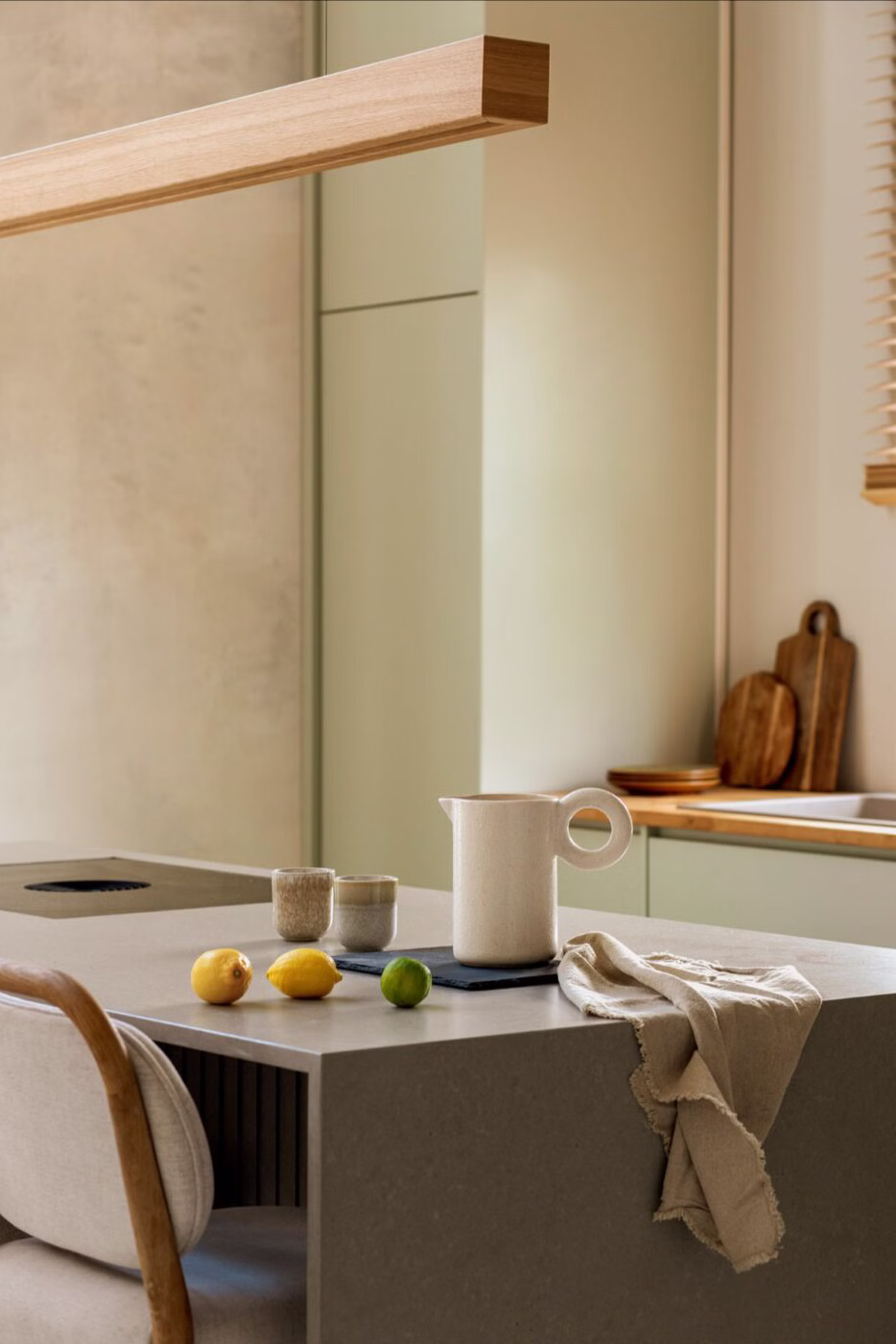 Naturalna paleta barw, sztuka i przenikanie – dom w Osowcu