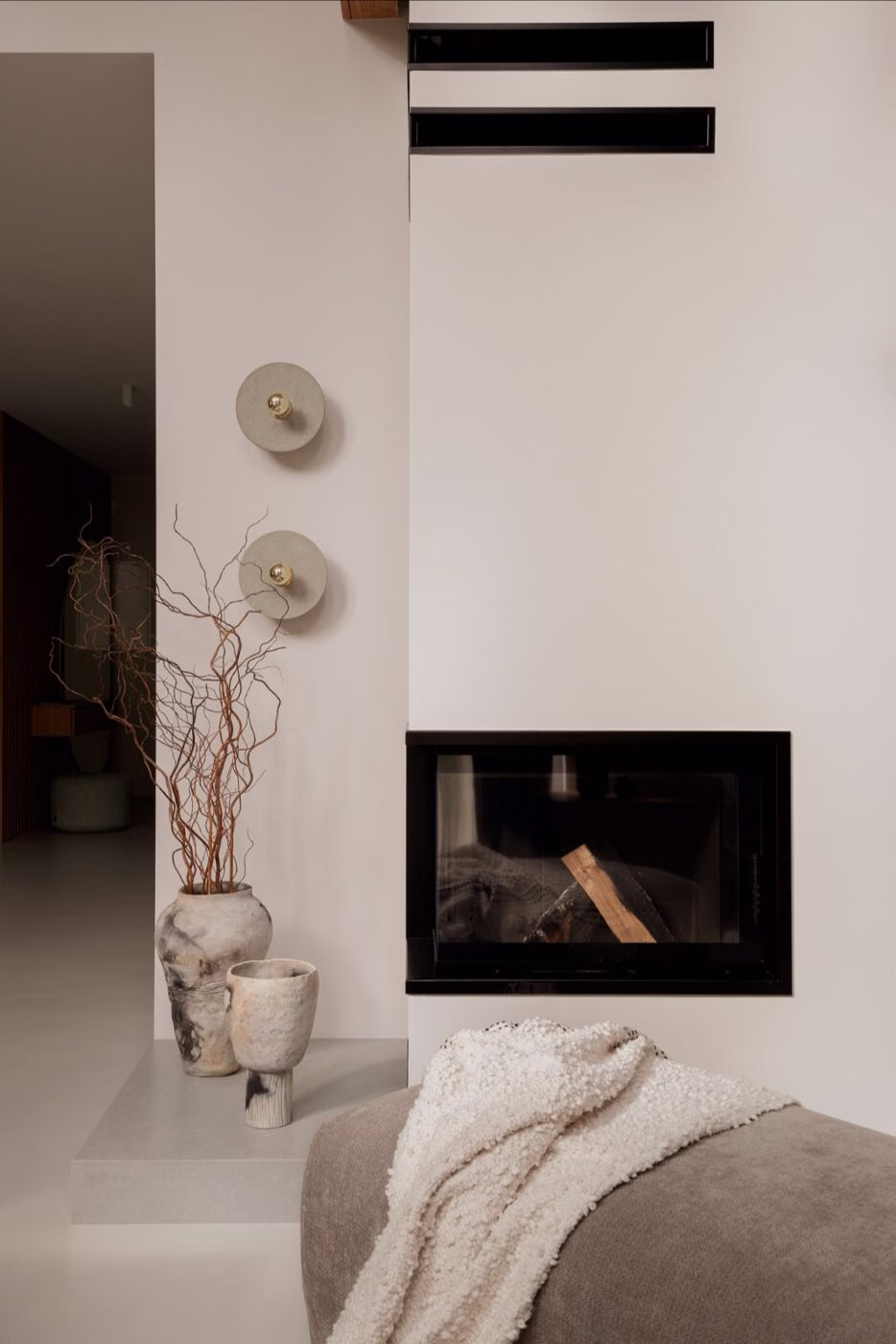 Naturalna paleta barw, sztuka i przenikanie – dom w Osowcu