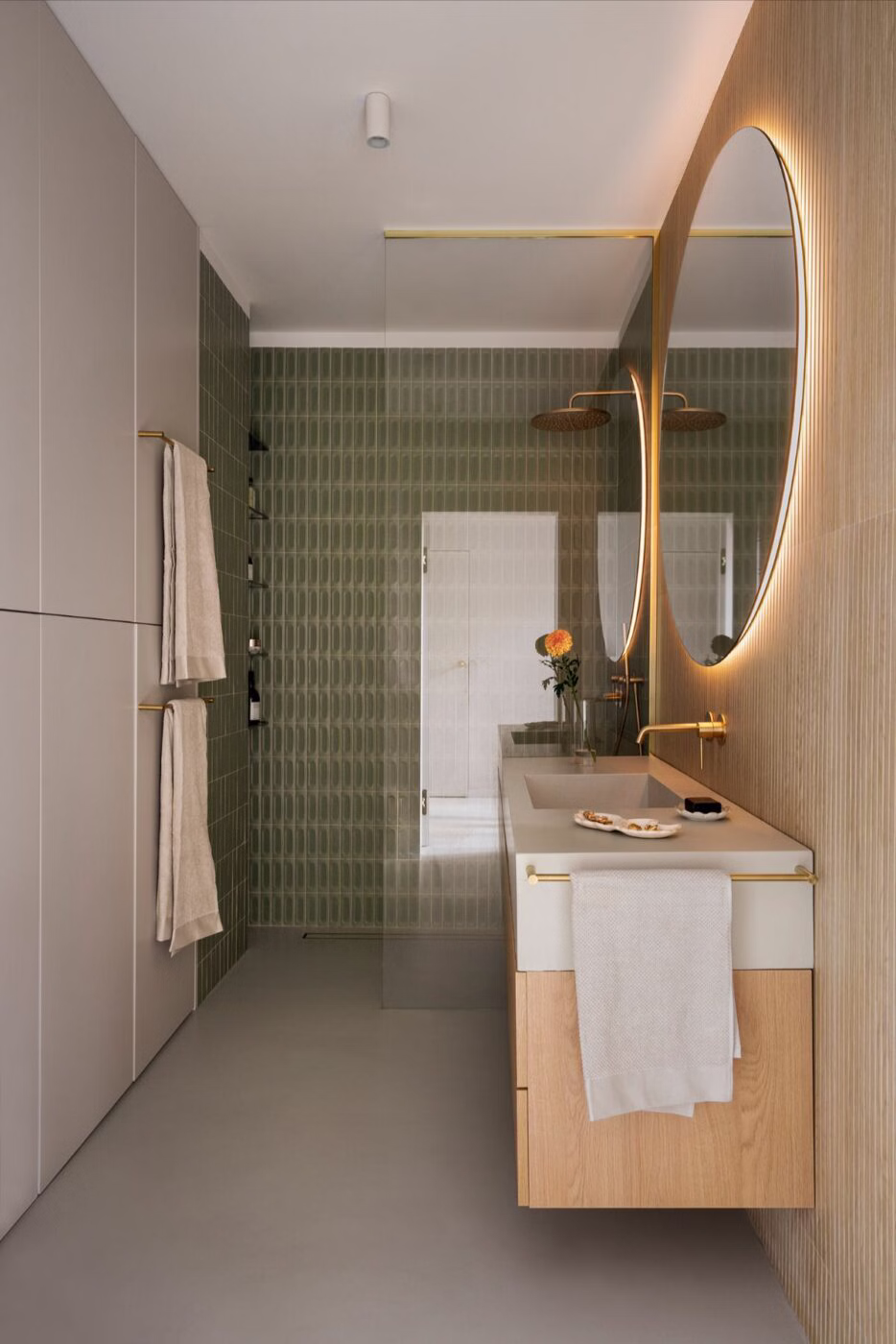 Naturalna paleta barw, sztuka i przenikanie – dom w Osowcu