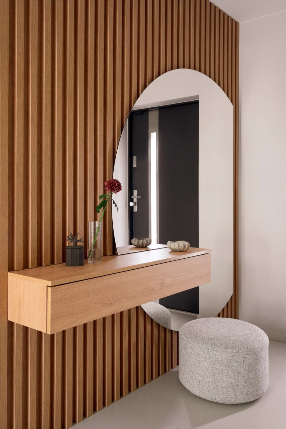 Naturalna paleta barw, sztuka i przenikanie – dom w Osowcu