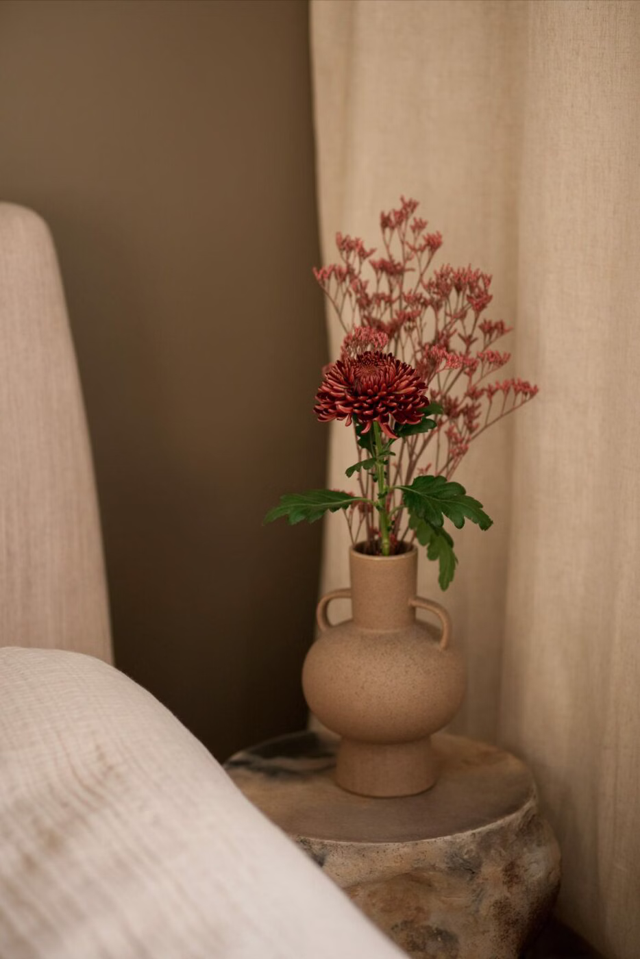 Naturalna paleta barw, sztuka i przenikanie – dom w Osowcu