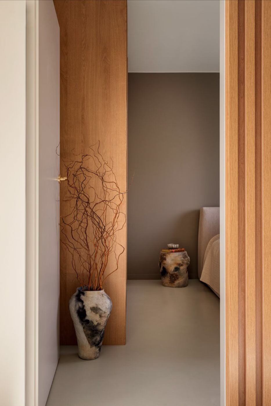 Naturalna paleta barw, sztuka i przenikanie – dom w Osowcu