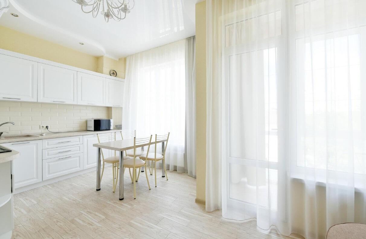 Firany do kuchni – jak wybrać dekorację, która odmieni Twoją przestrzeń?