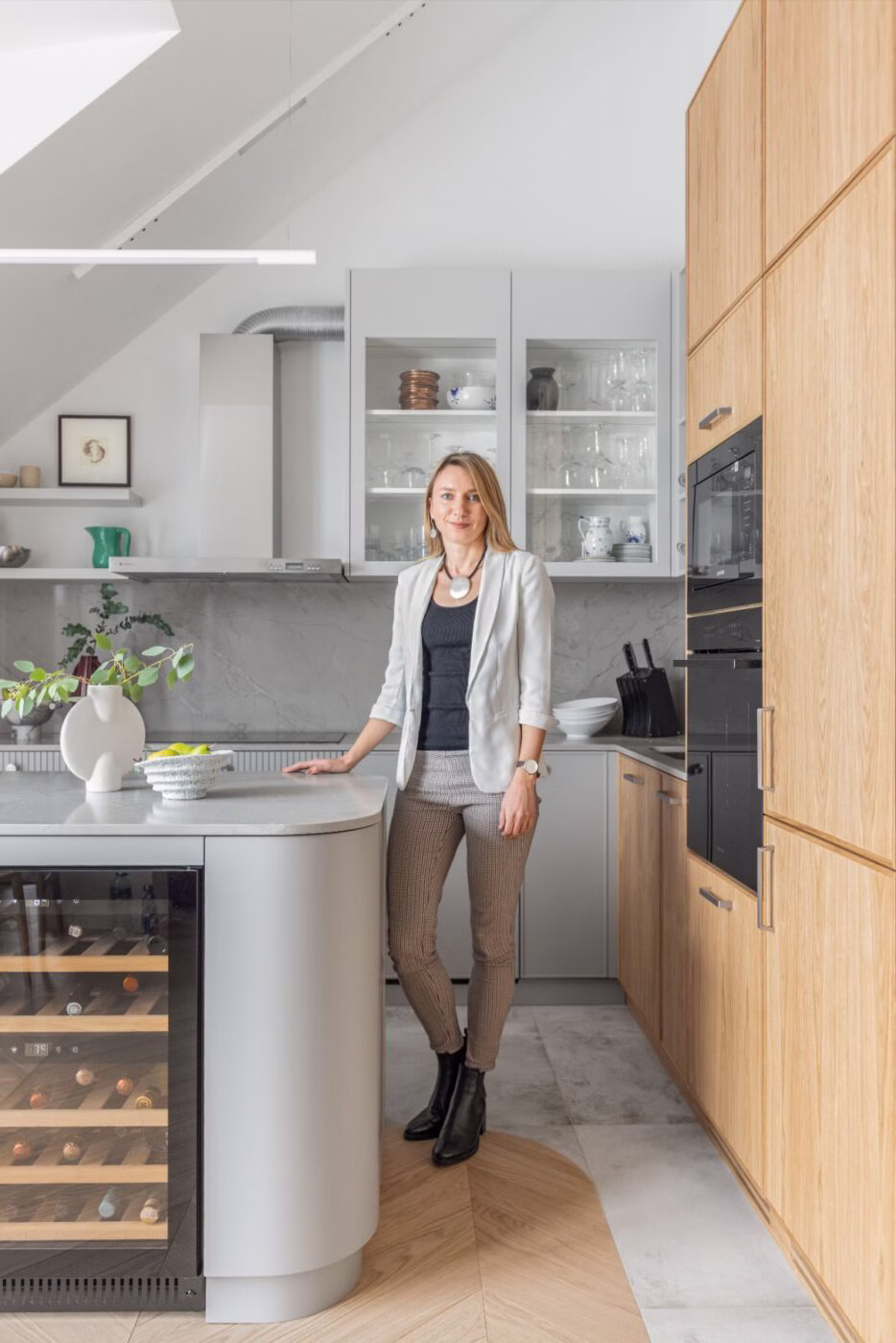 Quiet luxury na warszawskich Zawadach - szarości, jodełka francuska i klasyki duńskiego designu