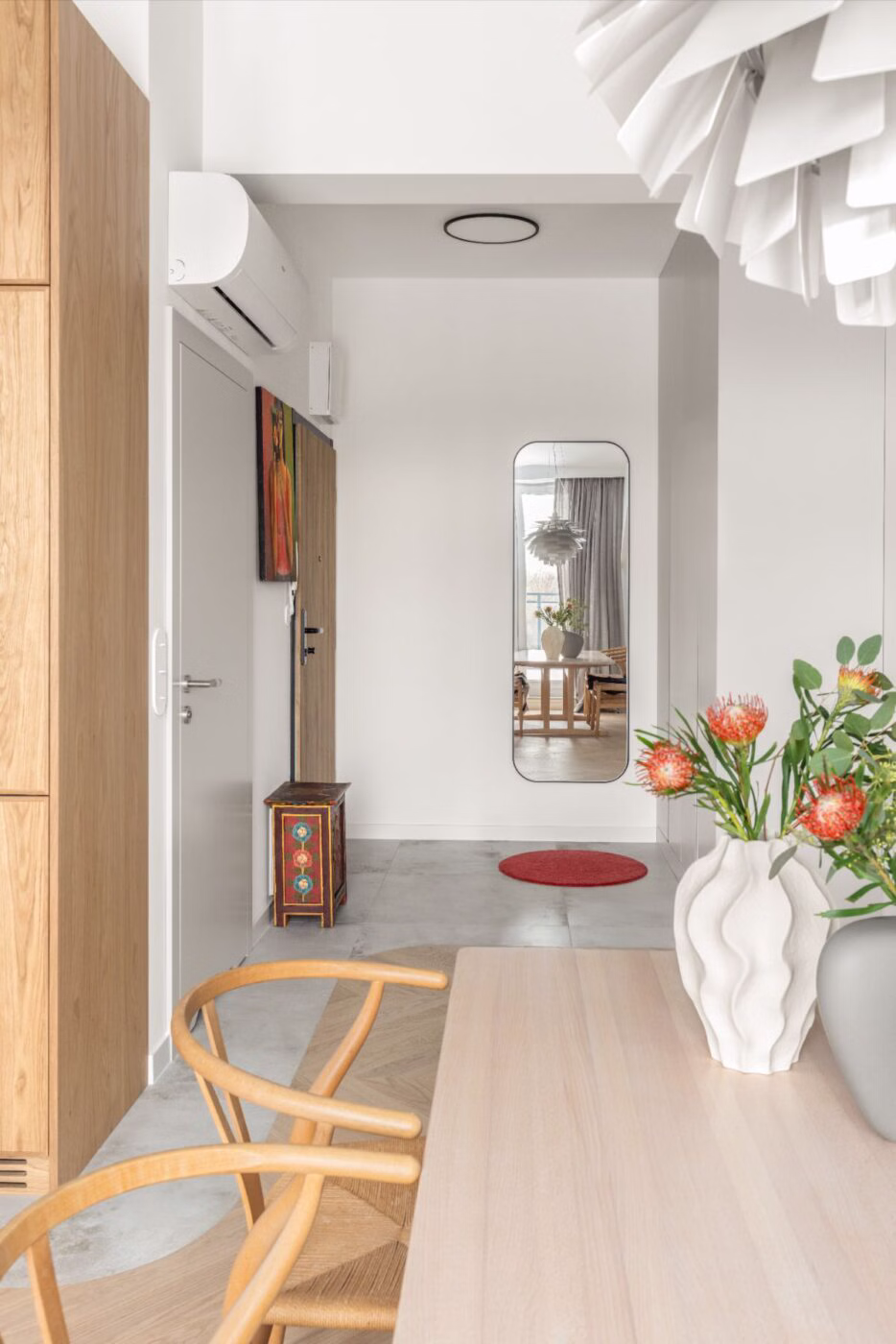 Quiet luxury na warszawskich Zawadach - szarości, jodełka francuska i klasyki duńskiego designu