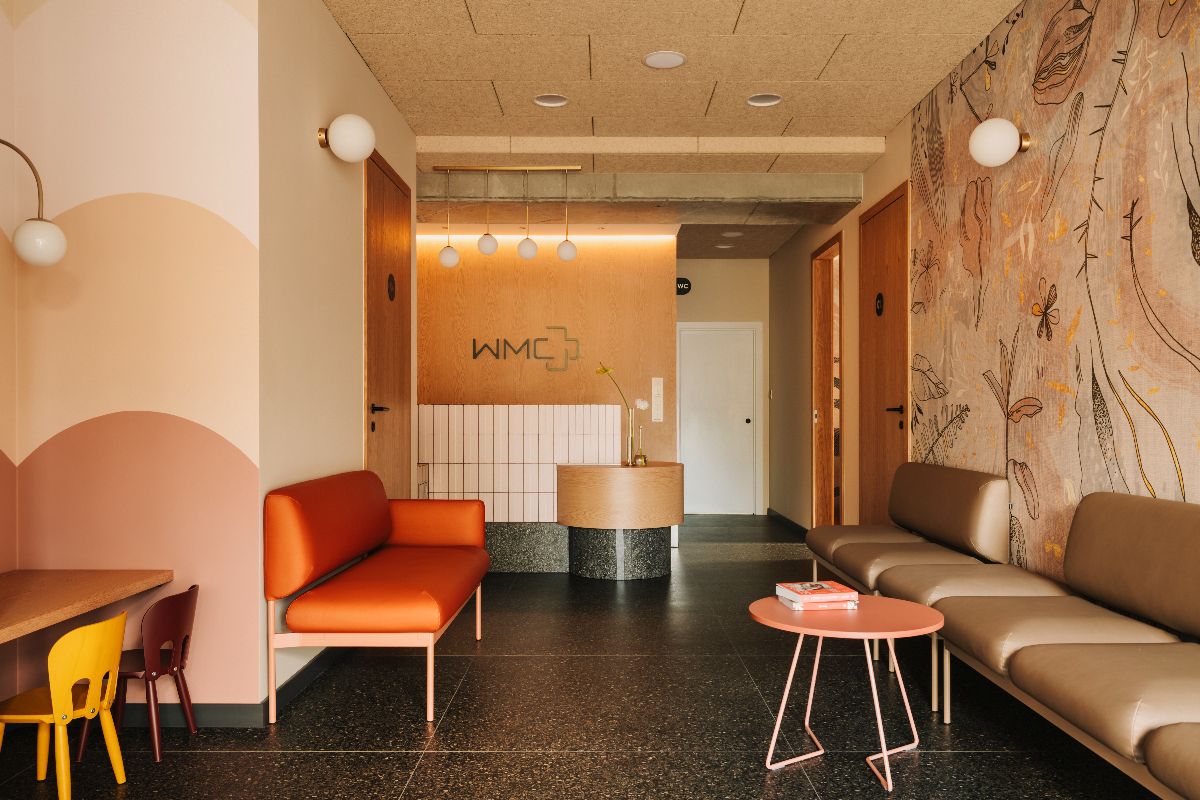 Niekliniczna estetyka. W tym centrum medycznym zrezygnowano z bieli na rzecz ciepłych kolorów i pięknych faktur