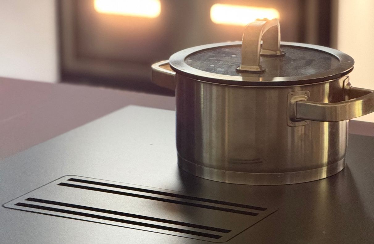 Matowa płyta indukcyjna z okapem od Globalo – funkcjonalność wpisana w projekt kuchni