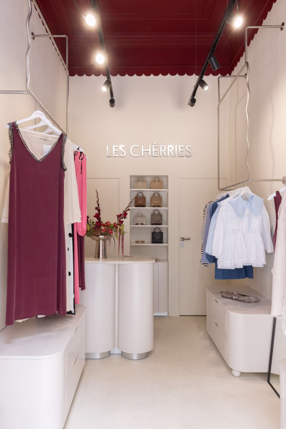 Minimalizm z nutą romantyzmu. Projekt wnętrz butiku Les Cherries autorstwa WZ Studio