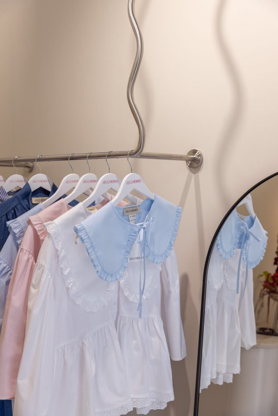 Minimalizm z nutą romantyzmu. Projekt wnętrz butiku Les Cherries autorstwa WZ Studio