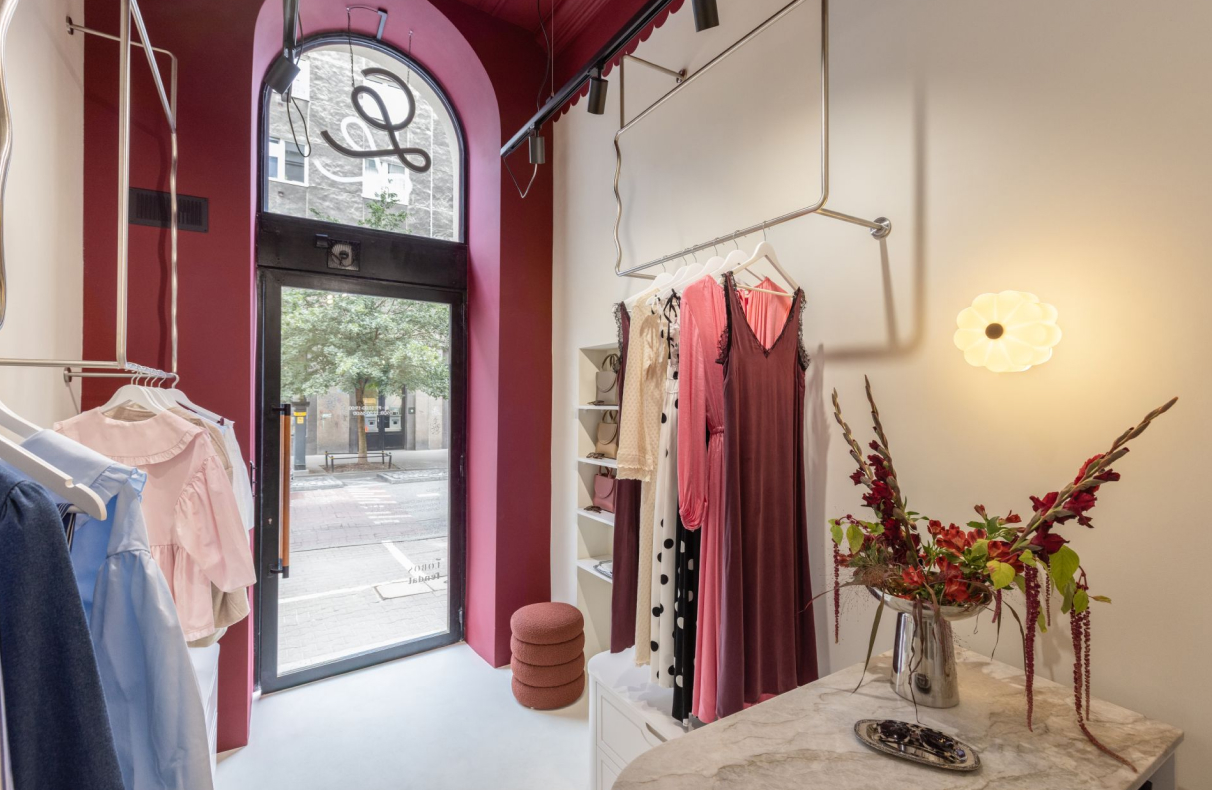 Minimalizm z nutą romantyzmu. Projekt wnętrz butiku Les Cherries