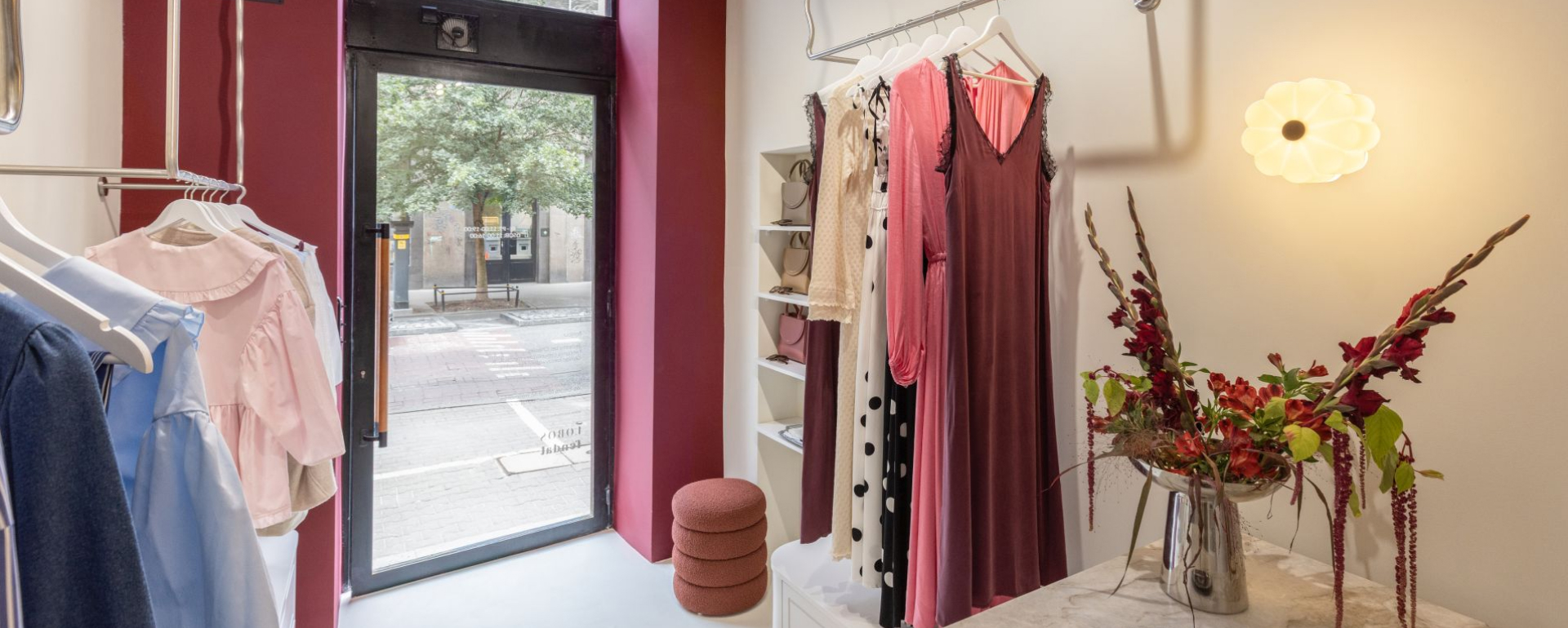 Minimalizm z nutą romantyzmu. Projekt wnętrz butiku Les Cherries autorstwa WZ Studio