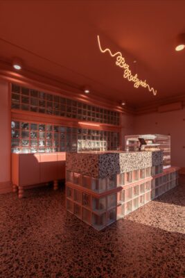 BezRodzynek to niewielka pracownia tortów w Poznaniu,w której cała działalność mieści się w jednym, kompaktowym wnętrzu